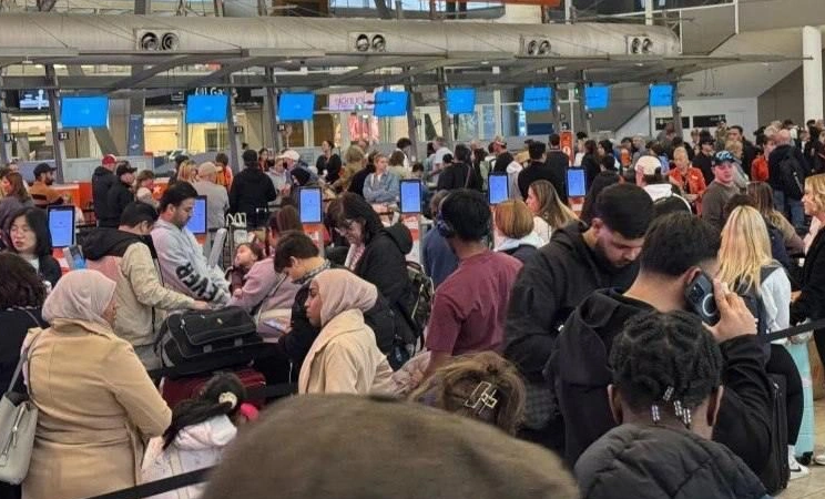 UÇUŞLAR DURDU BANKA VE HASTANE SİSTEMLERİ ÇÖKTÜ