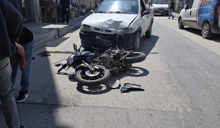 Pikap Motosikletle Çarpıştı, 1 Kişi Yaralandı