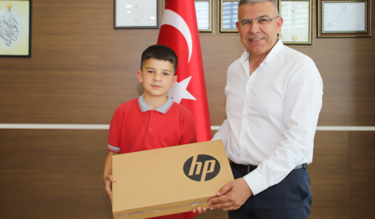 Başkan Güler, Başarılı Öğrenciye Bilgisayar Hediye Etti