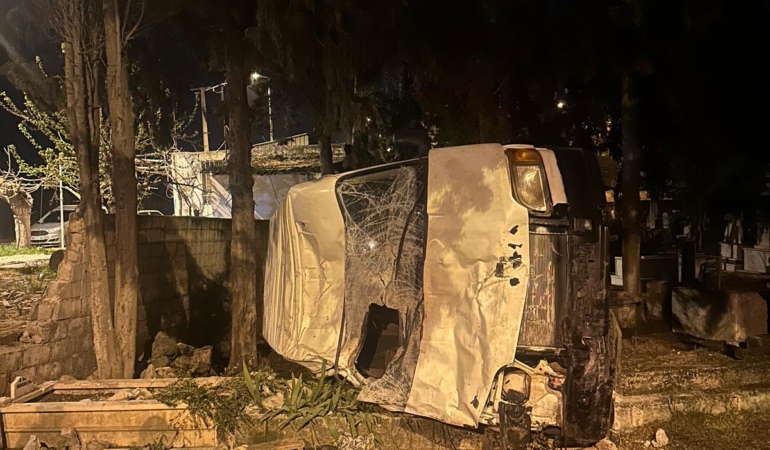 Köşk’te Minibüs Mezarlık Duvarına Çarptı: 3 Yaralı